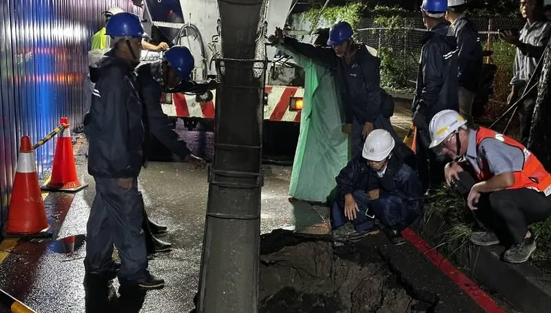 影/岡山高捷工地旁現1米深天坑！連夜灌漿搶修今早通車