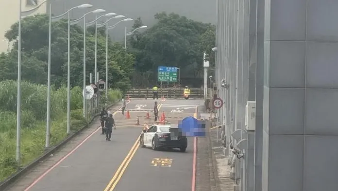巨響後嚇壞！蘆竹74歲老翁停車場頂樓墜落...慘死現場