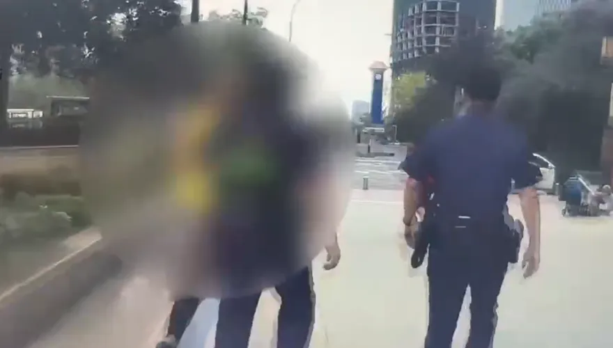 影/北車K7出口持鋸砍人！疑街友爭風吃醋　警逮人送辦
