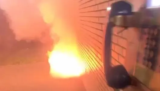 影/清大宿舍驚見爆炸火警！狂燃竄煙學生急逃命