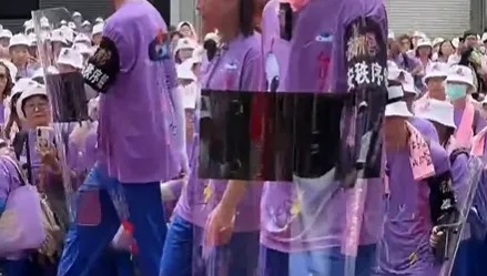 影/台東玄濟宮遶境驚見盾牌護衛隊！　「外星人圖案」引熱議