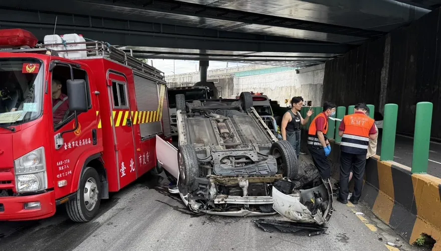 北市水快轎車打滑自撞翻覆　4輪朝天駕駛輕傷送醫