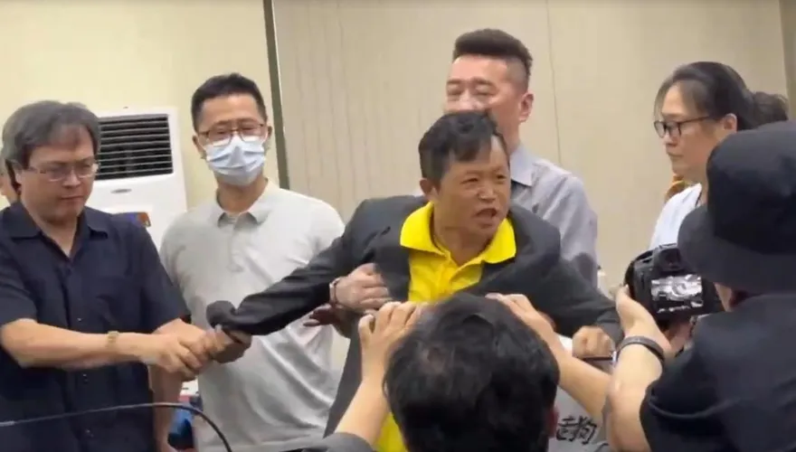 鄭麗文開中外記者會　他佯稱公民記者闖國民黨中央鬧場