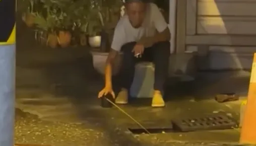 影/不是眼花！宜蘭男「掀水溝蓋釣魚」　網笑：現撈仔