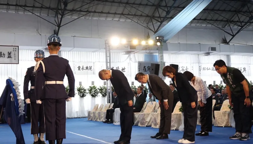 韓國瑜69歲生日不慶生！親赴殉職飛官告別式　逝者之一是同窗老友愛子