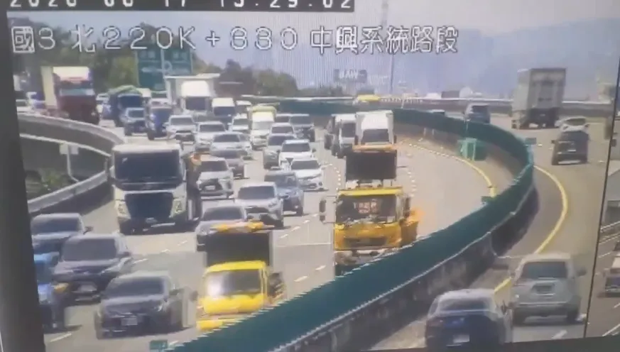 國3草屯段蔬菜箱散落車道！駕駛急閃避如障礙賽　幸無事故