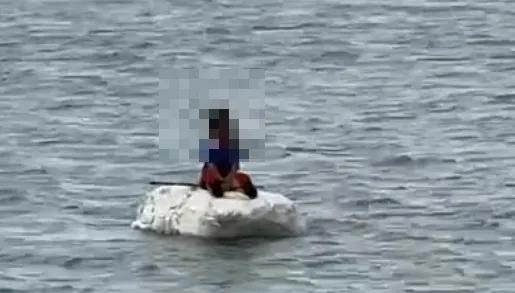 影/苗栗11歲男童坐保麗龍漂流海上！嚇壞釣客　海巡火速救援