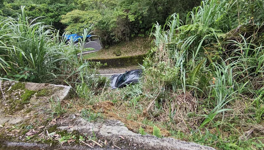 新北坪林休旅車翻落邊坡　車上夫妻受傷送醫