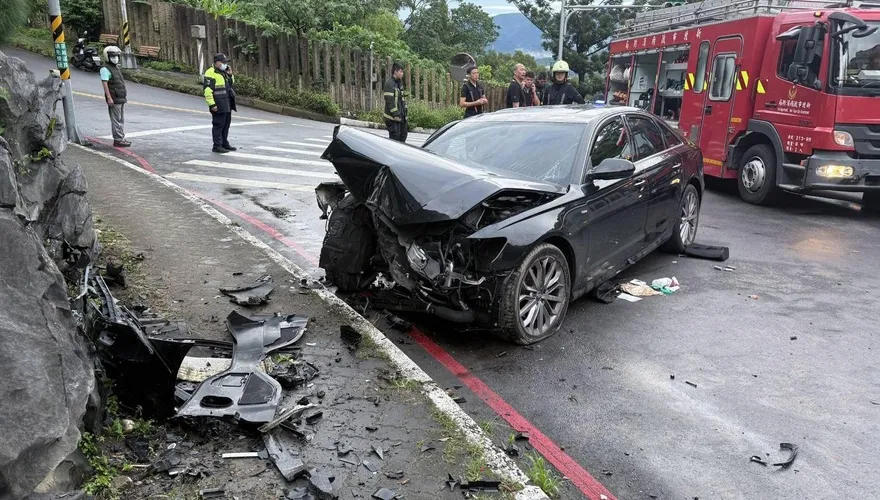 新北新店自小客自撞車禍　女駕駛不治、丈夫孫子受傷