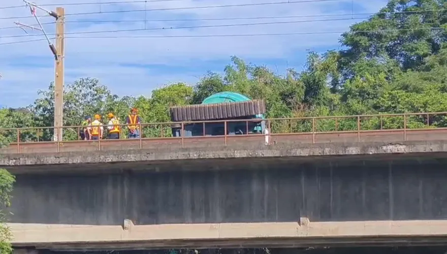 工程怪手翻覆卡鐵軌害列車受阻！　台鐵：下午1時恢復正常行駛