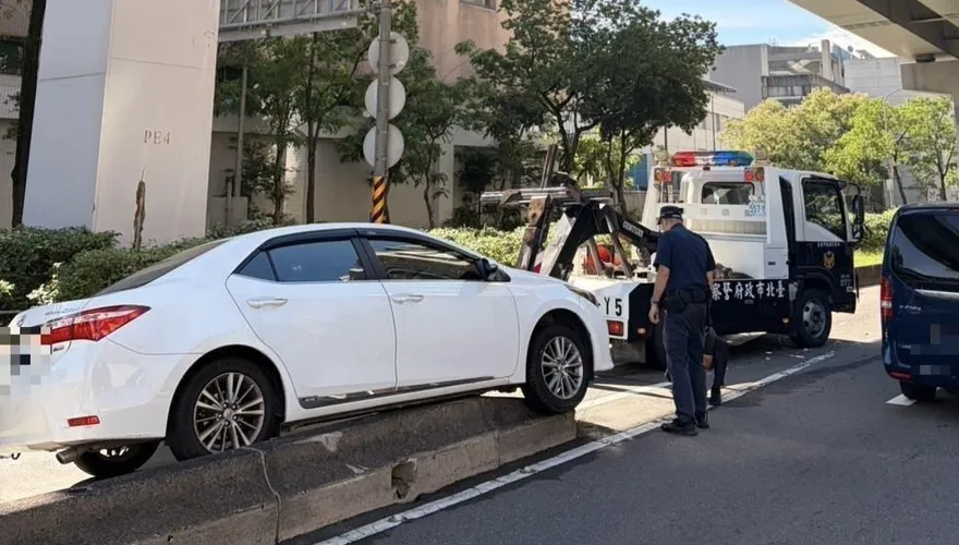 影/北市環東大道南港匝道車禍　轎車自撞騎上分隔島