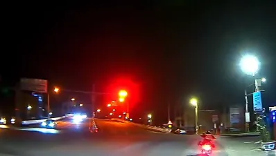 影/雲林機車超人累犯不悔改！趴臥騎車還闖紅燈　警方沒入機車