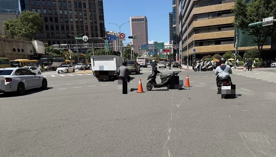 影/市府站前機車追撞車禍　2騎士噴飛慘摔受傷送醫