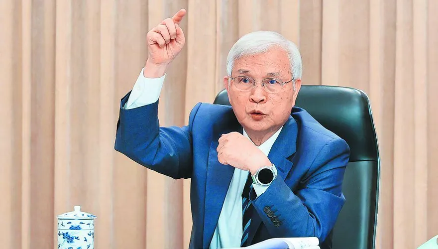全民瘋股票！央行楊金龍：台股過熱疑慮　評估兩大指標