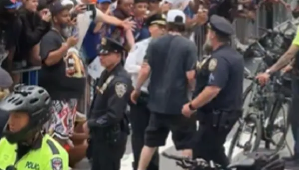 NBA/紐約警察認不得　奪冠遊行科萊克竟被攔下超尷尬！