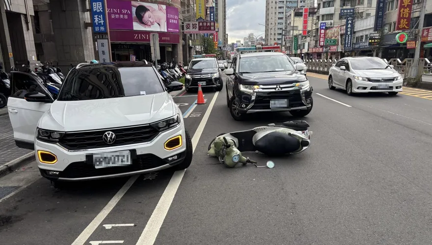 影/台中女開出停車格撞機車　警處理結束駛離再撞轎車