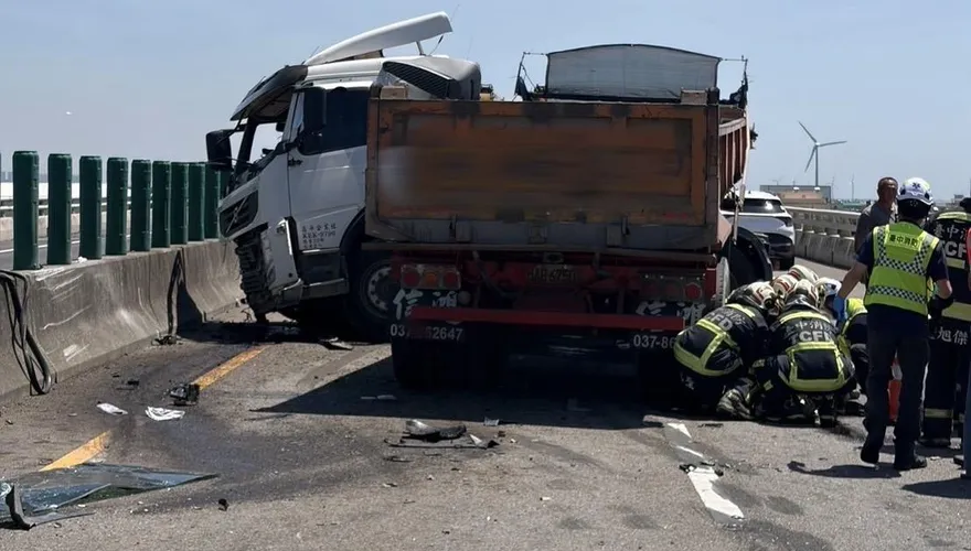 影/西濱大安段曳引車自撞分隔島　駕駛噴飛遭輾臟器外露死亡