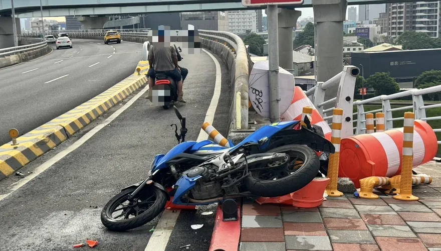 新北大橋機車自撞護欄　騎士命危送醫搶救