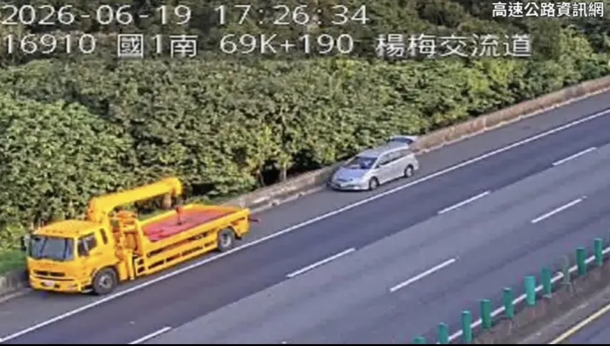 影/國1休旅車前擋玻璃遭鐵管刺穿　駕駛命大毫髮無傷