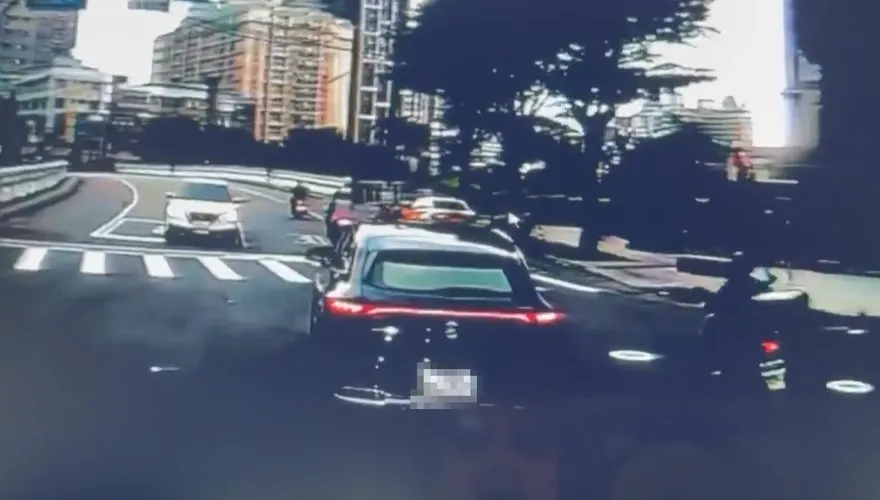 女騎士鬼切險遭砂石車吞噬　驚險畫面曝光了