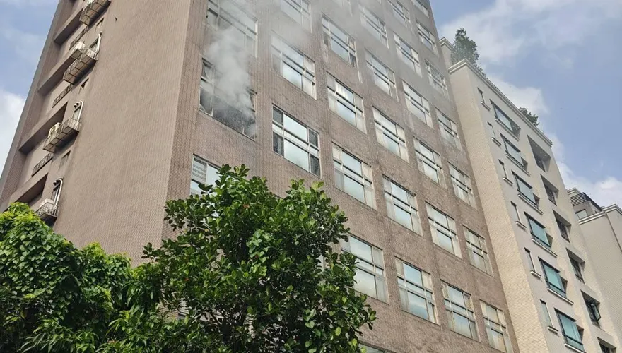 北市內湖住宅大樓火警竄火煙　警消急灌救幸無人傷