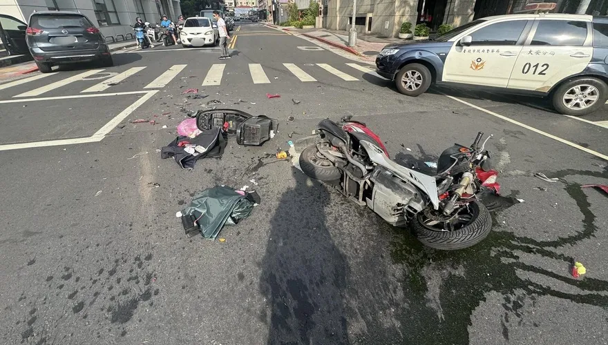影/北市大安區騎機車擦撞車禍　騎士噴飛命危送醫搶救