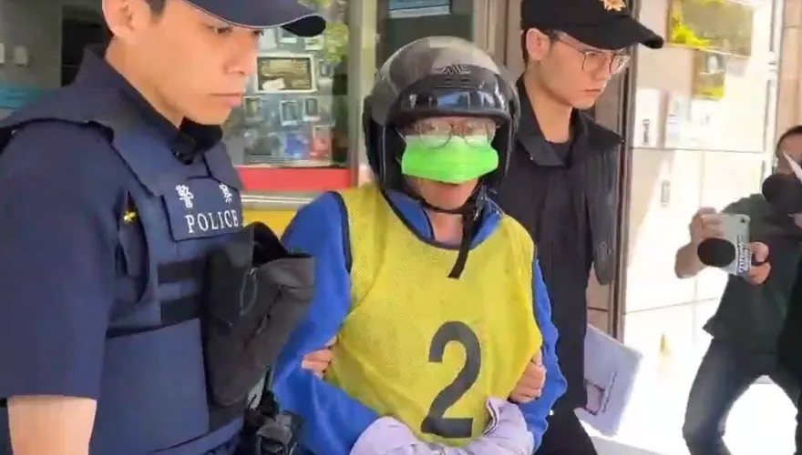 影/狂粉阿北持刀攻擊6/21移送！　拒上警車喊：汶汶逼我這樣做