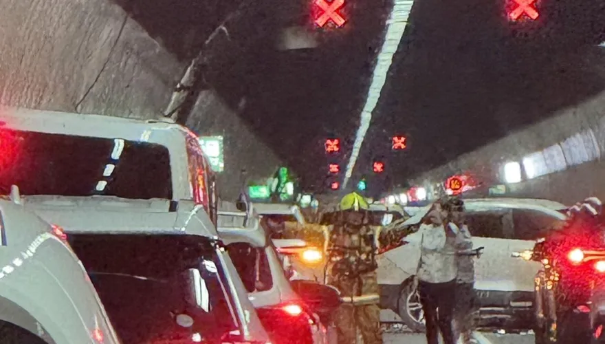 國5雪隧5車追撞！北上車道封閉　回堵逾4公里動彈不得