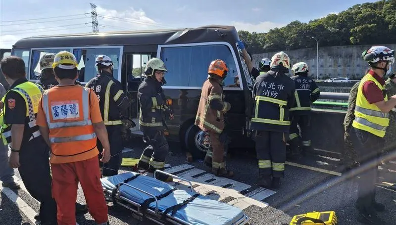影/五楊高架道路驚見「軍巴、遊覽車相撞」釀11傷！警消搶救中
