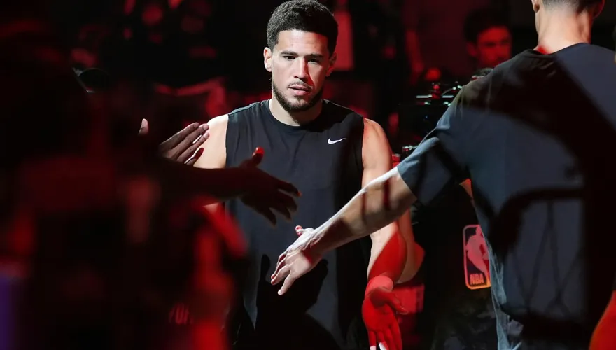 NBA/布克改穿15號致敬父親　太陽隊公開父子感人對話