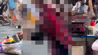 影/噁！西門町香腸攤阿嬤徒手洗假牙再包餐　驚悚畫面曝