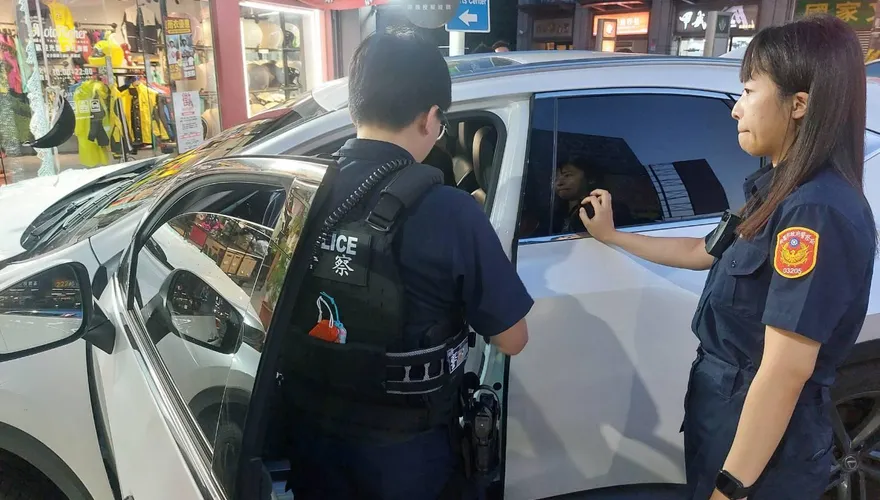 影/女駕駛毒駕撞2車衝入店家　桃警查獲依托咪酯菸彈送辦