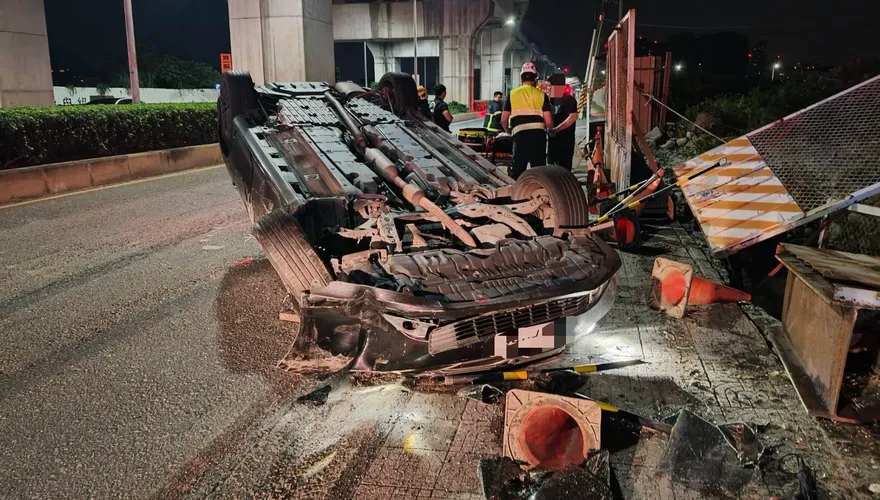新北嚴重翻車「被撞向鐵柵欄」！慘烈現場民眾驚呆