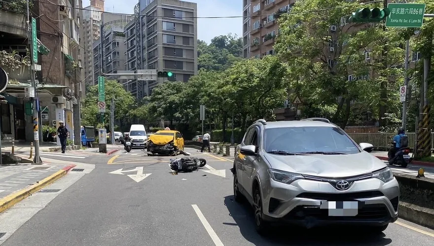 影/北市文山區連環車禍　小黃追撞汽機車釀2傷