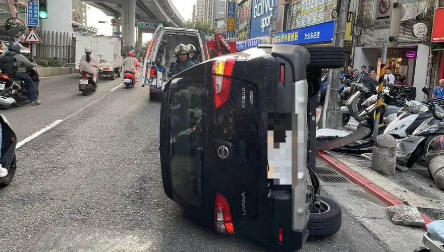 北市市民大道翻車車禍　駕駛受困幸無傷