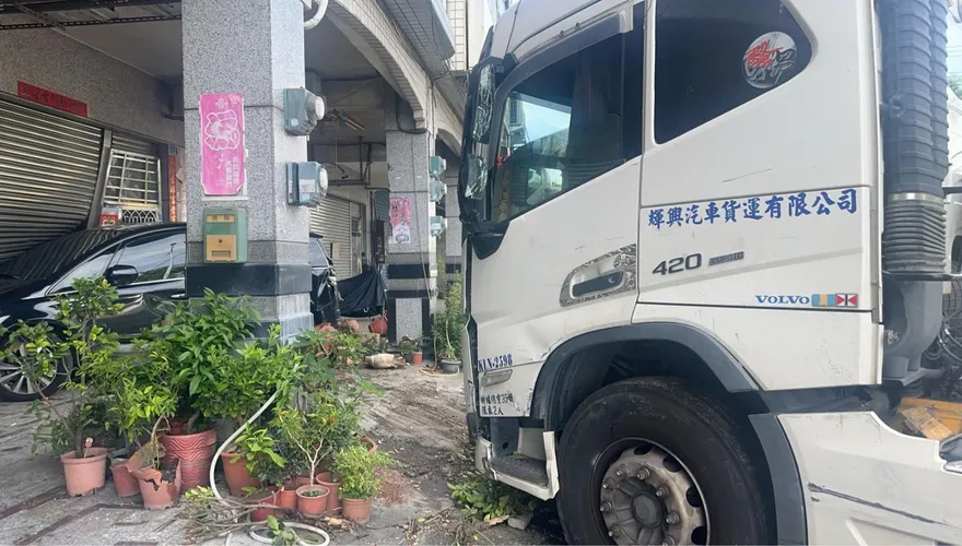 又是毒駕！彰化貨櫃車失控逆向衝民宅　交通受阻