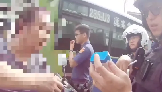沒打方向燈被攔！南港阿伯「身上飄毒味」　一驗又是毒駕