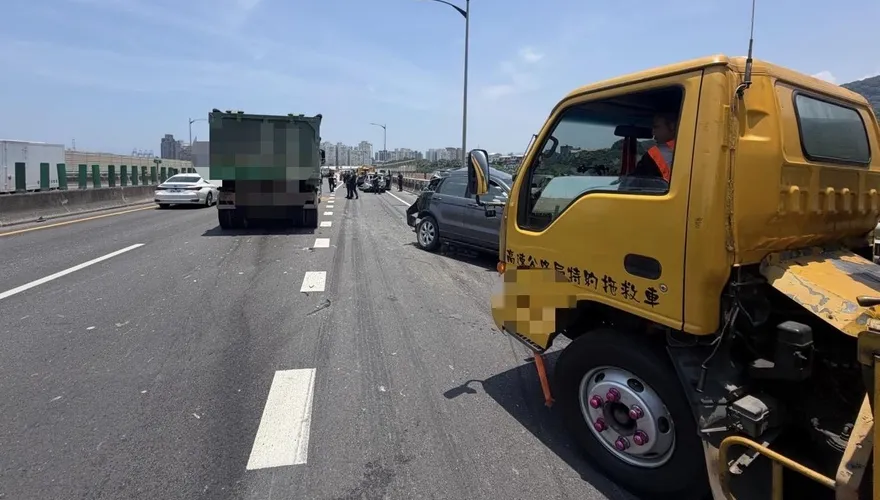 新北台64線八里段連環車禍　曳引車連撞4車釀3傷