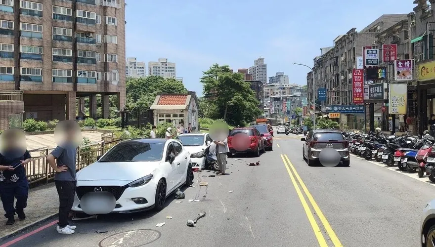 影/基隆自小客逆向連撞4車　機車騎士遭撞飛慘摔送醫