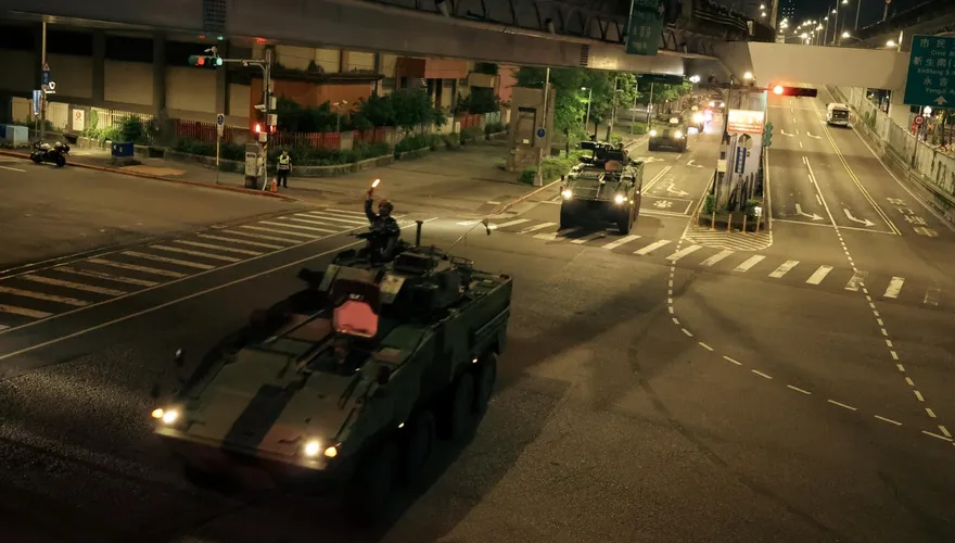 直擊/立即備戰操演拱衛中樞　憲兵衛戍戰鬥隊夜奔台北街頭
