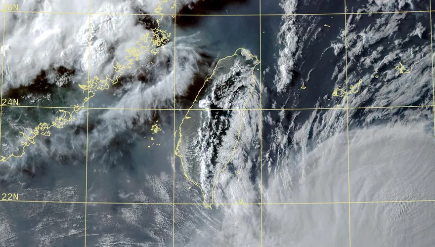鋒面壓境西南風助威！「3縣市」明晨大雨狂倒　嚴防坍方落石