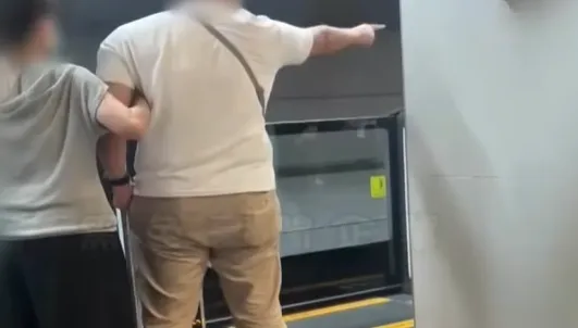 影/手機掉高鐵軌道！男飆罵站務員「跳下去撿」　荒唐片曝光