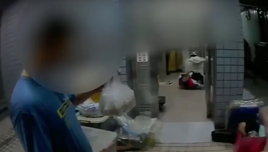 小兄妹獨搬家具餓肚子　暖警自掏腰包買煎餃相助
