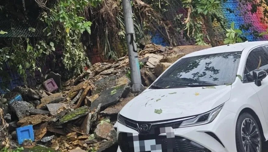 暴雨狂襲雙北內湖再傳災情　邊坡巨石滑落砸車