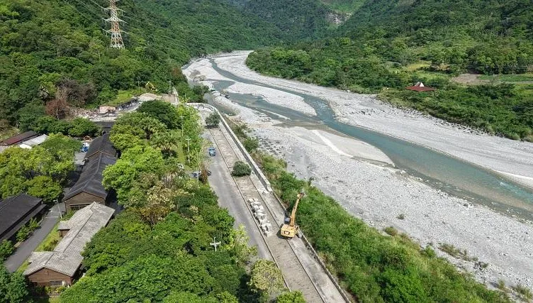 西南風與鋒面夾擊拋雨彈！防汛二級開設　監控萬里溪堰塞湖