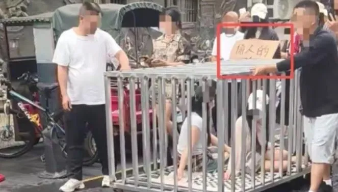 湖南2正妹被關「浸豬籠」遊街！竟是拍片「博眼球」警怒查