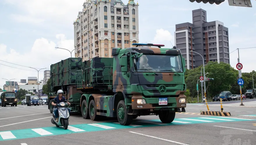 直擊/罕見疾駛街頭　空軍天弓三型飛彈立即備戰操演變換陣地