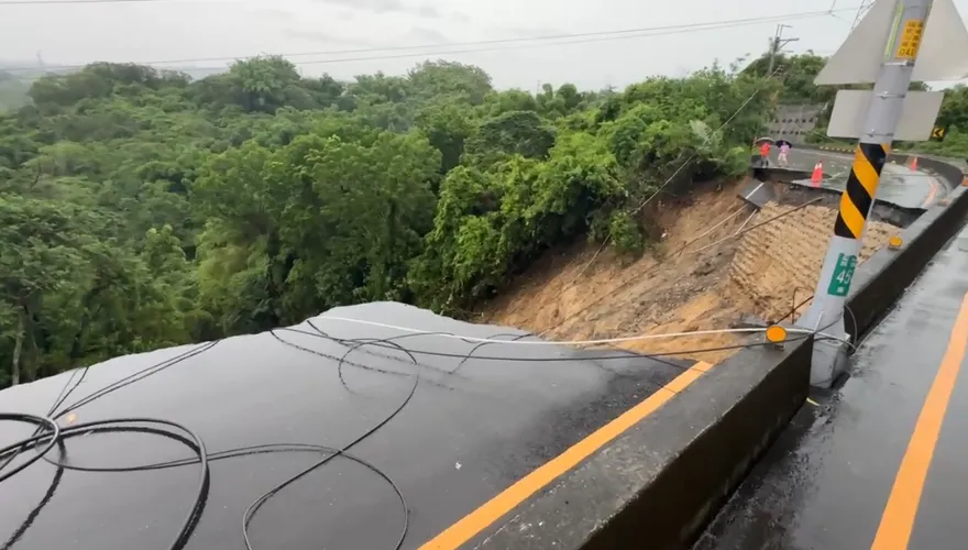 台南豪雨猛炸！釀1.6萬戶大停電　台電冒雨緊急搶修