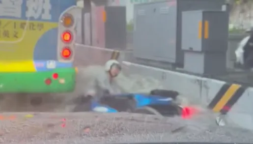 影/恐怖！新竹光復高中前成滑水道　騎士連人帶車被沖走
