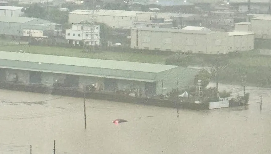 豪雨狂炸南台灣！高雄成汪洋「汽車滅頂」　一家3口驚險獲救